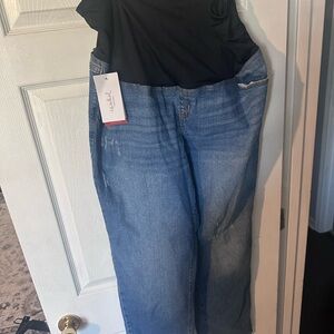 Maternity Classic Straight-Leg Women’s Jeans in Medium Blue. Brand  Isabel